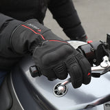 Gants moto hiver Montreal Noir/Rouge — porté, main sur la poignée d’un guidon
