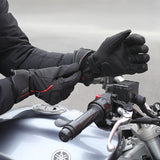 Gants moto hiver Montreal Noir/Rouge — porté, à l’arrêt : une main ajuste la manchette de l’autre gant