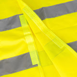 Gilet jaune haute visibilité — détail de la fermeture velcro