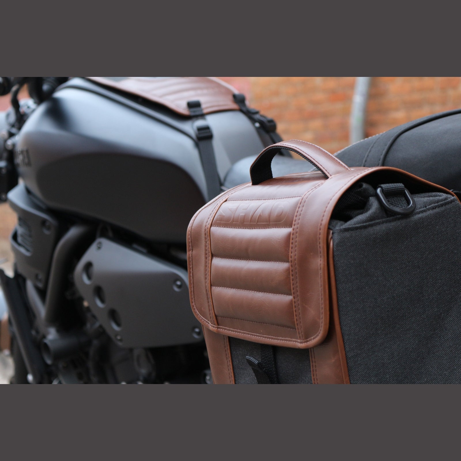 Sacoche Cavalière SHAD SR38 Café Racer — Sacoche Moto Latérale 38L - LE PRATIQUE DU MOTARD
