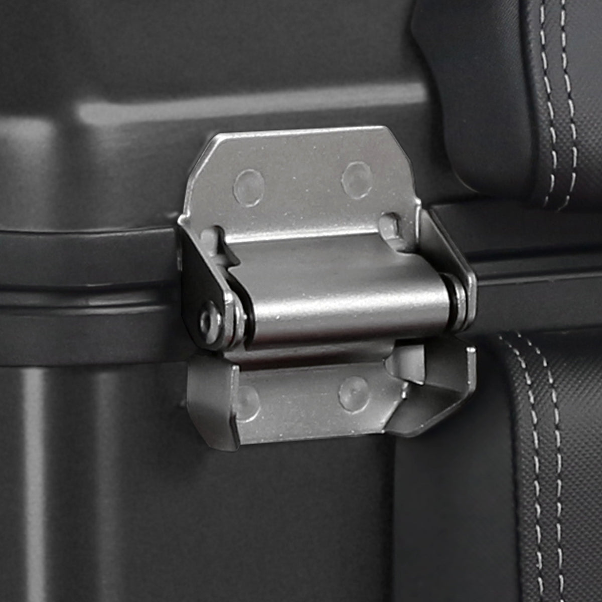 Top Case SHAD TR48 Terra Black Edition — Top Case Adventure Alu 48L Noir Mat - LE PRATIQUE DU MOTARD