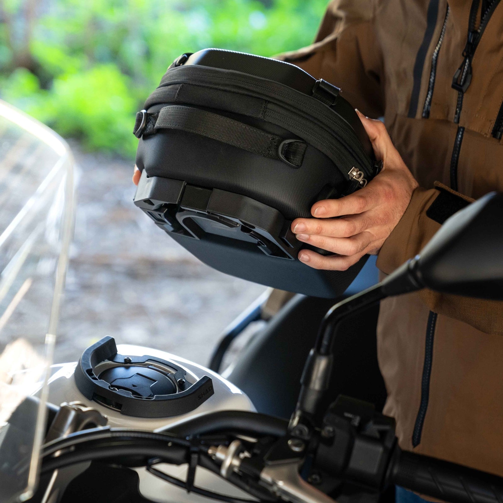 Sacoche Réservoir SHAD E09CL Pro — Sacoche Moto 9L Click Pro - LE PRATIQUE DU MOTARD