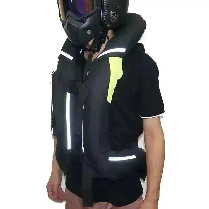 Motard portant le gilet airbag moto noir gonflé avec protège-nuque, vue de profil
