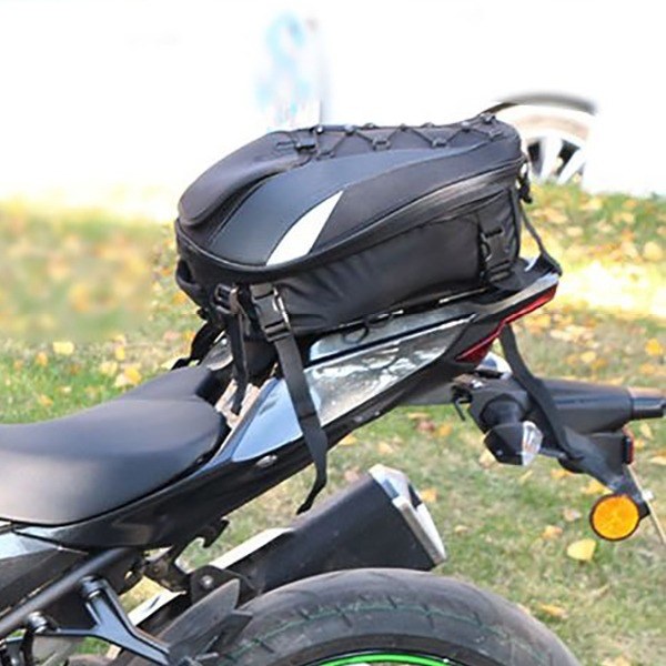 Le sac sur la selle passager d'une sportive, vu de profil