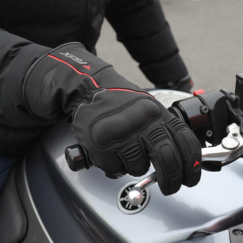 Gants moto hiver Montreal Noir/Rouge — porté, main sur la poignée d’un guidon