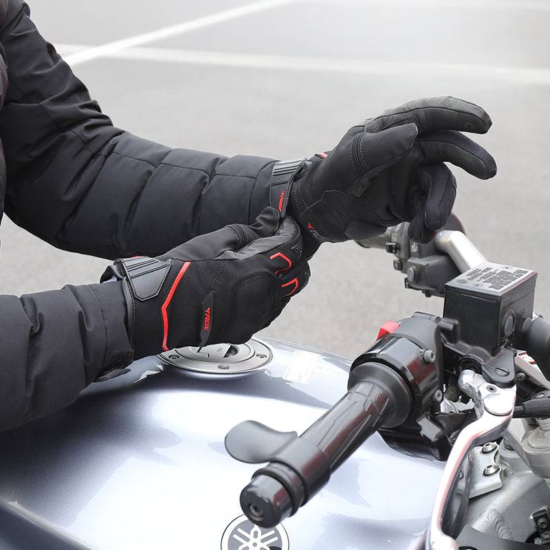 Gants moto hiver Detroit Noir/Rouge — porté, réglage de la patte du poignet