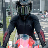 Motard homme portant le gilet protection moto BreezeShield seul, vue de face
