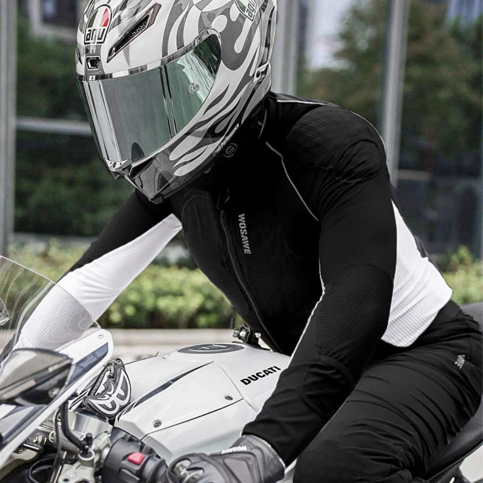 Gilet protection moto sous blouson léger porté par un motard penché sur sa Ducati