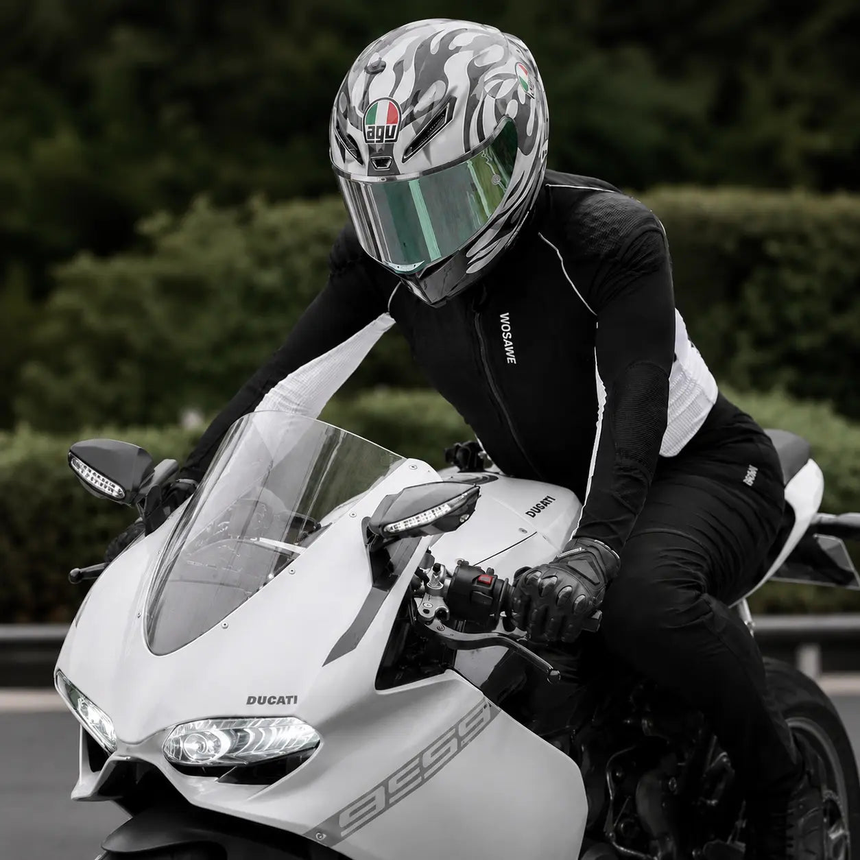Gilet protection moto été porté par un motard sur une Ducati, manches en mesh respirant