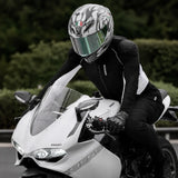 Gilet protection moto été porté par un motard sur une Ducati, manches en mesh respirant