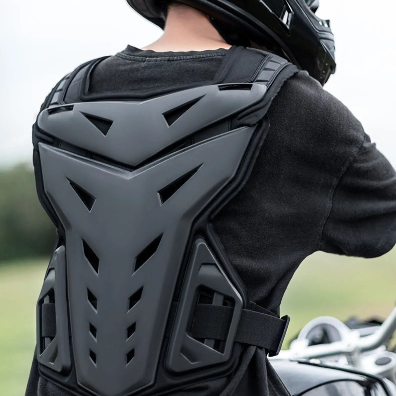 Protection dorsale du plastron moto cross MX-DRAG noir vue de dos sur un motard