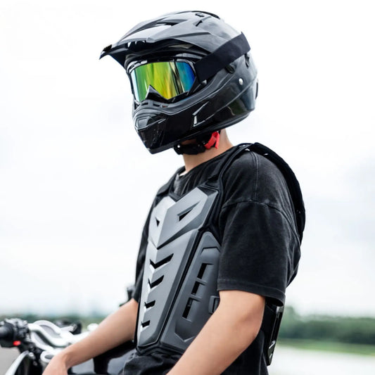 Pare pierre moto noir porté par un pilote casqué sur sa moto