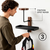 Porte casque moto mural fixé au mur avec casque intégral suspendu