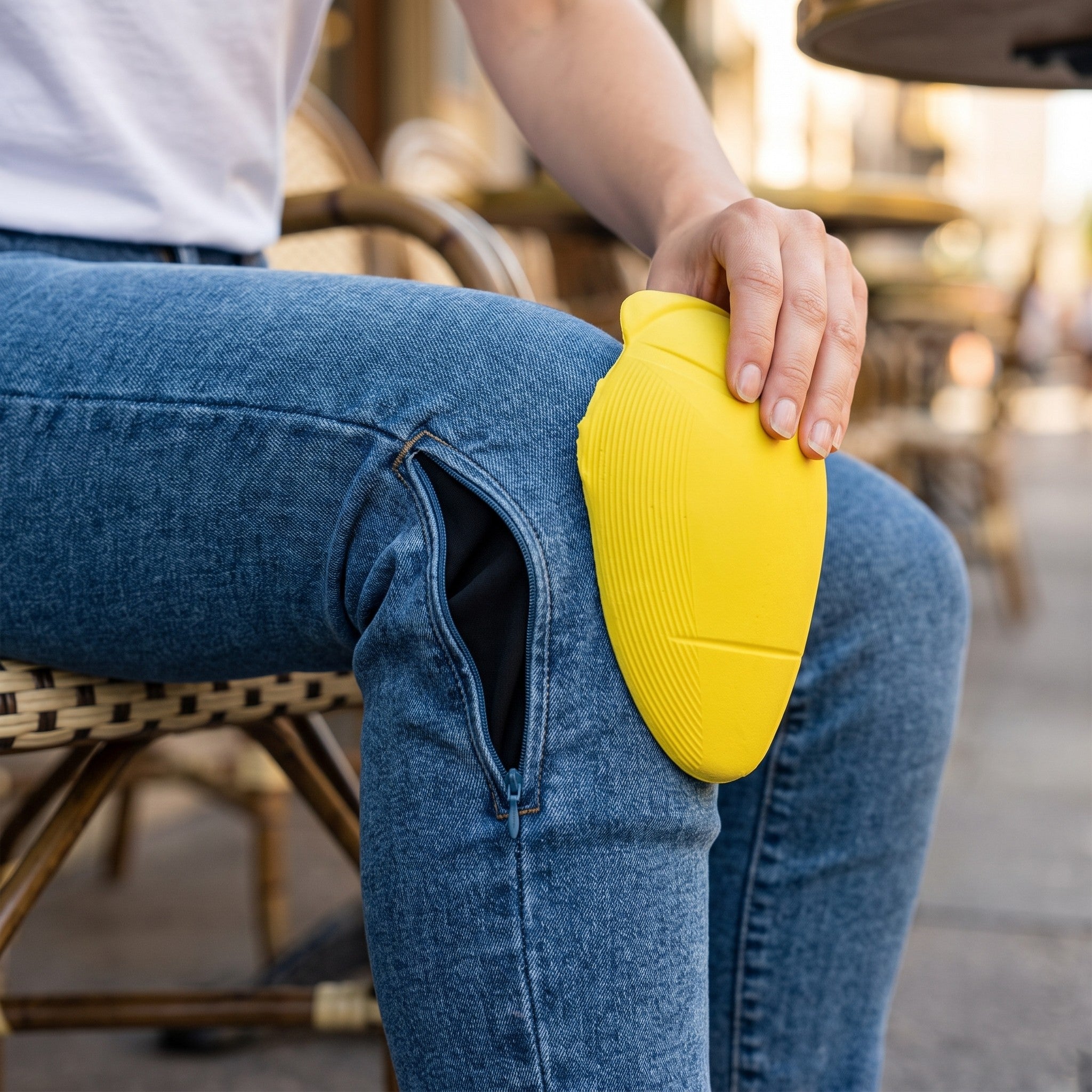 Elle sort la genouillère par le zip extérieur du jean moto femme Asfalt