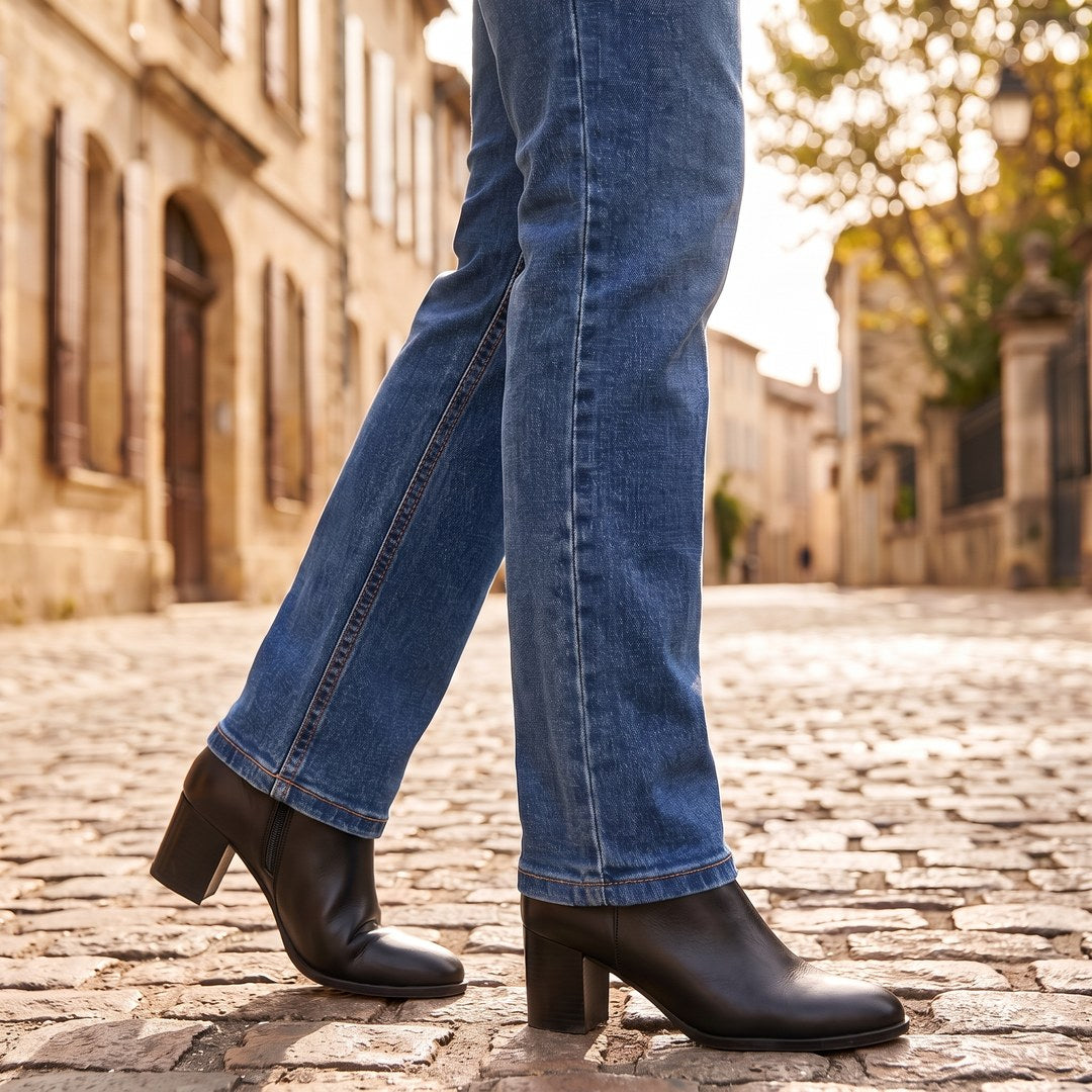 Détail de la jambe droite du jean moto femme Asfalt sur bottines
