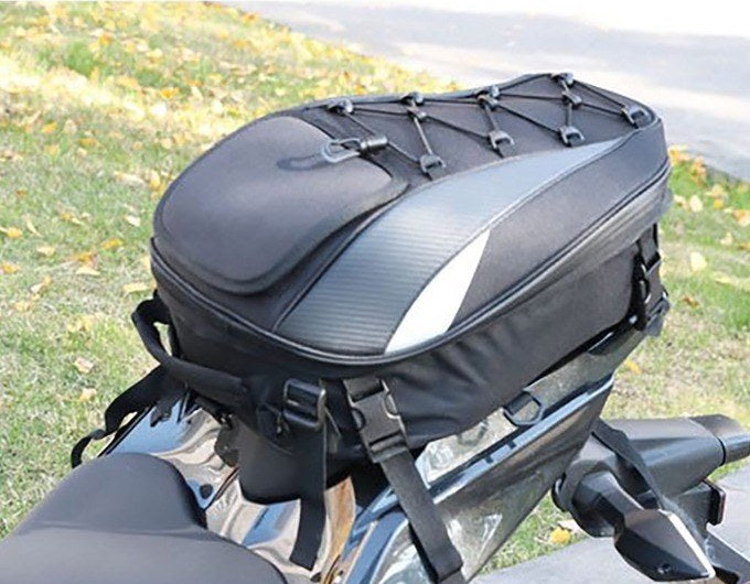 Le sac sanglé sur la selle passager, vu de trois quarts arrière
