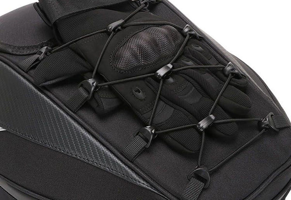 Une paire de gants glissée sous le filet élastique du sac