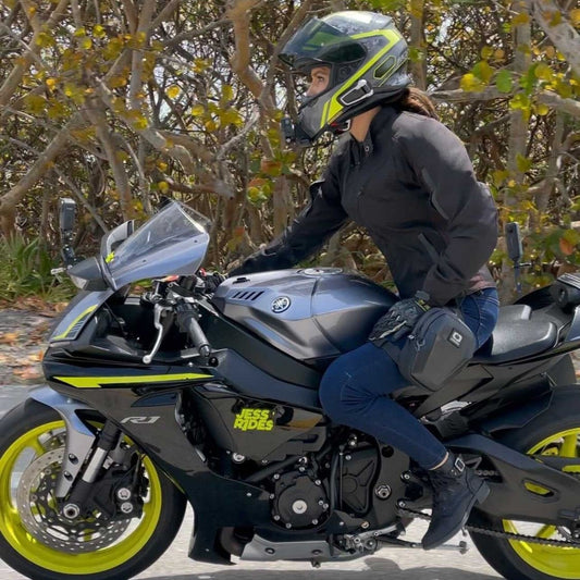 Jean moto femme SKADI indigo porte sur une sportive, position de conduite
