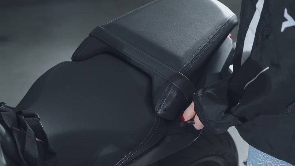 Le montage du sac en 4 gestes : soulever la selle, passer la sangle, refermer la selle, clipser le sac
