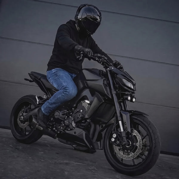 Motard en jean moto Asfalt bleu sur un roadster